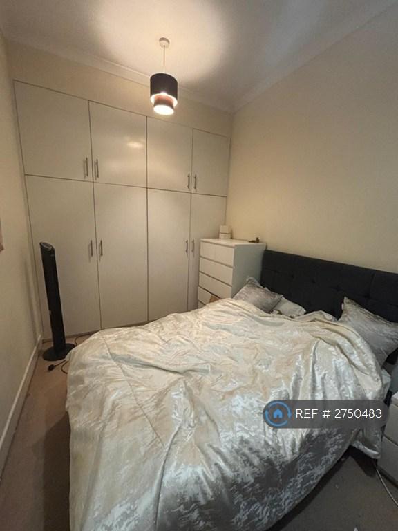 2 bedroom flat in Wandsworth Road, London, SW8 (2 bed) (#2750483)