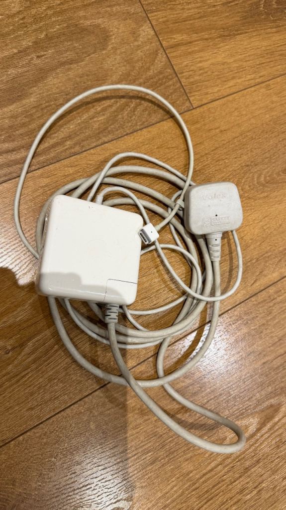 Apple Laptop Charger with UK Plug – Good Condition