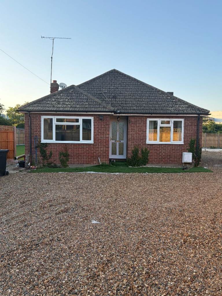 2 bedroom bungalow in Staines Upon Thames. UTILITY BILLS AND COUNCIL TAX INCLUDED. 