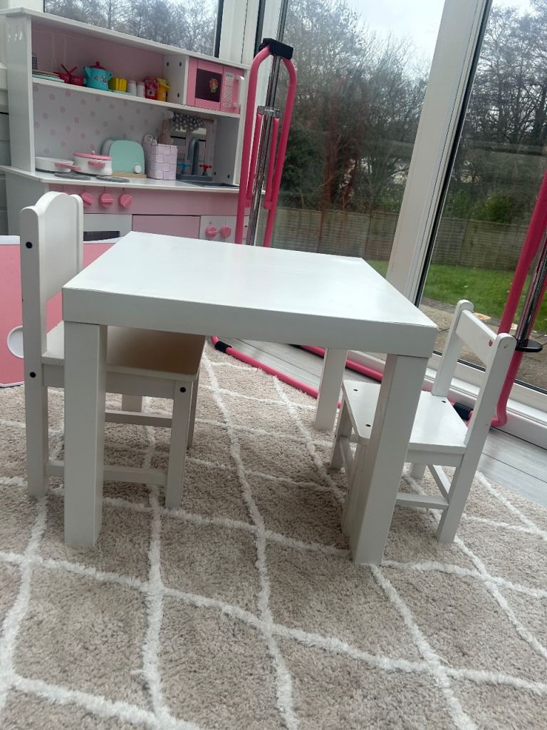 Children table and chairs 