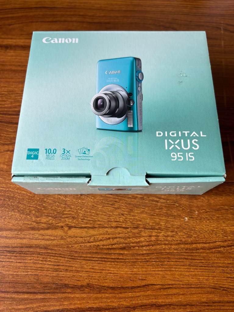 Canon IXUS 95 IS Digital Camera Complete Kit 10.0MP 3x Optical Zoom Classic Vintage