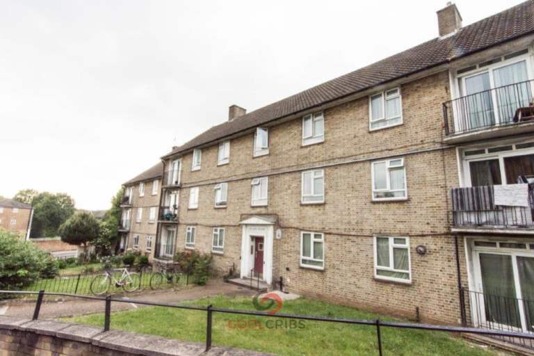 Happy to offer this delightful large bedroom in Hilgrove Rd, Swiss Cottage, London NW6.-Ref: 1740