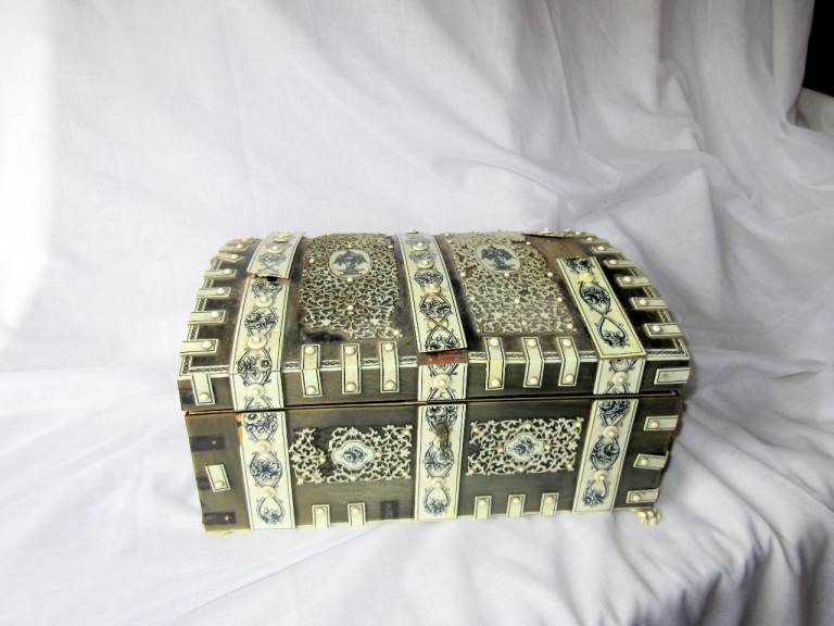 A BEAT UP ANTIQUE INDIAN VIZAGAPATAM HORN & WOOD BOX