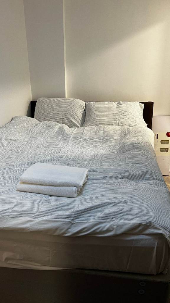 Skylight Luxury New Build Studio Room | Moments from Morden Station | Free WiFi & Parking