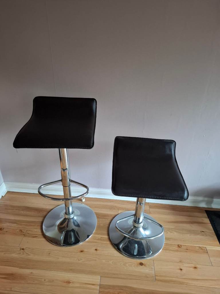 2 bar stools