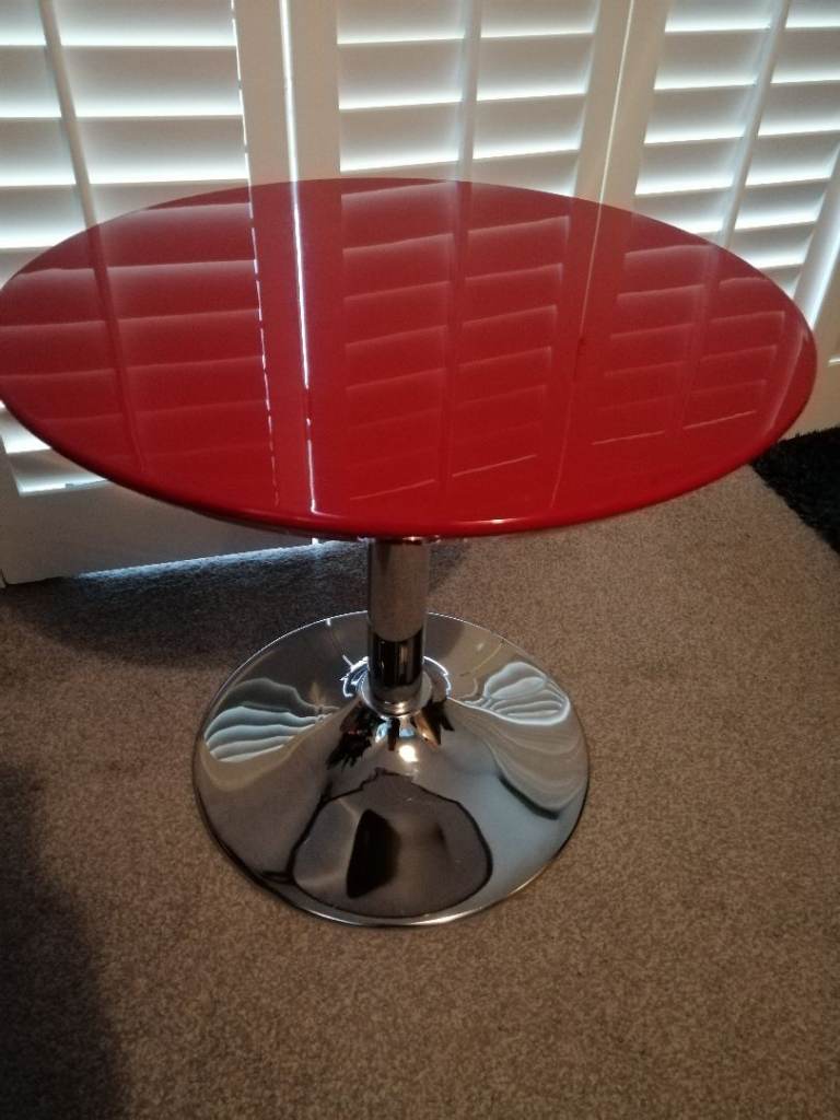 Coffee table, very sturdy 