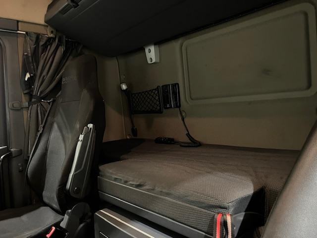 Scania G320 4x2 Sleeper Cab Curtainsider