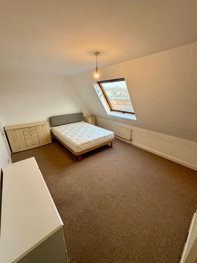 Massive Top-Floor Double Room by Hove Seafront | Private Bathroom Floor | All Bills Included
