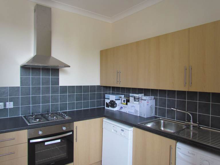 Recently refurbished 2 bedroom first floor flat available now