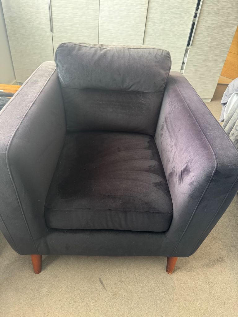 Black velvet chair 