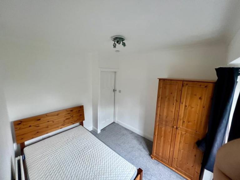 Large Box Room Available in Wallington