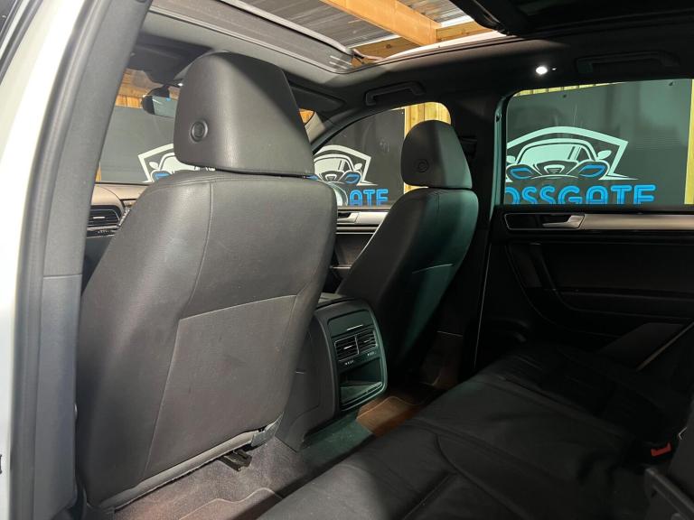 2017 Volkswagen Touareg 3.0 TDI V6 BlueMotion Tech R-Line Tiptronic 4WD Euro 6 (s/s) 5dr ESTATE D...