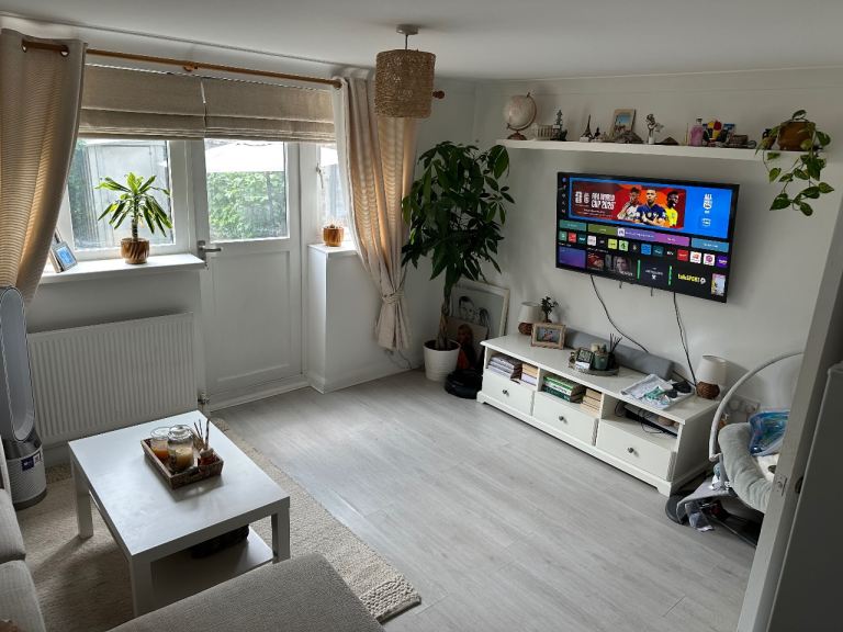 1-Bed Ground Floor Flat - Parking - Garden - E16 - inc bills 