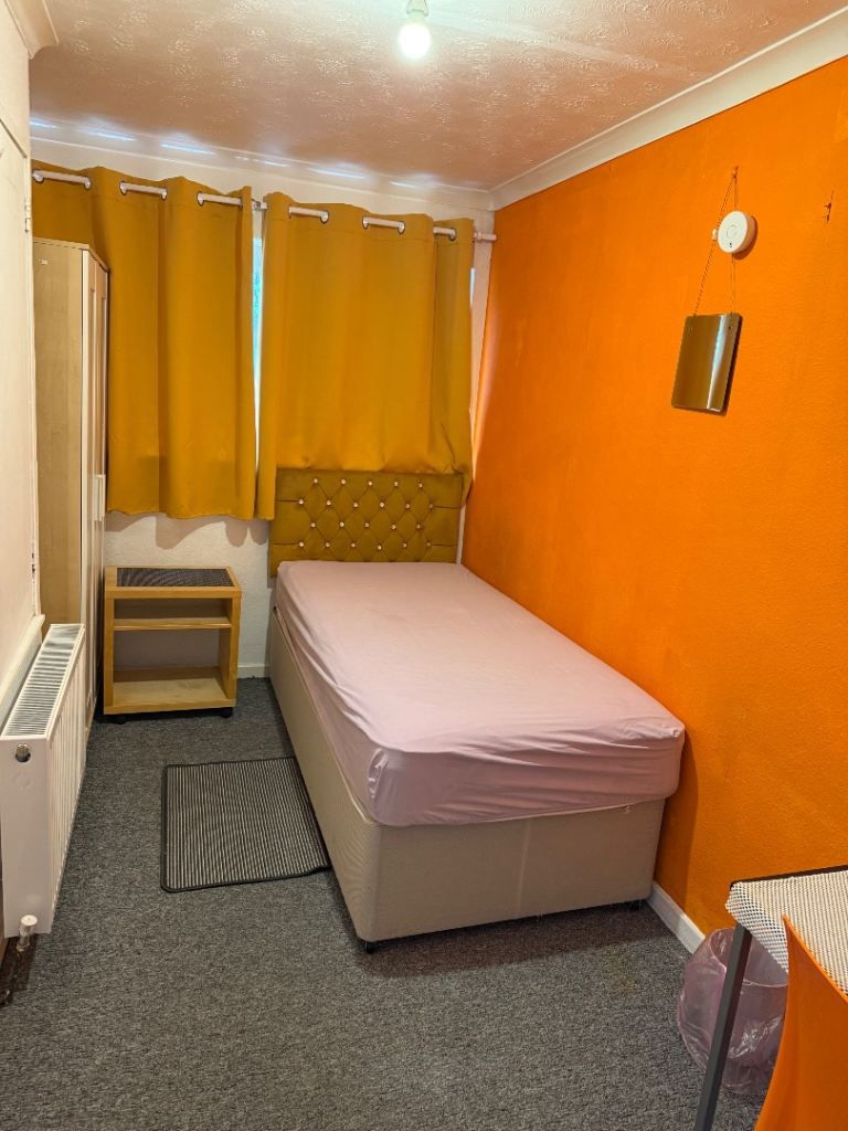 Beautiful Large Single Room in Crawley 