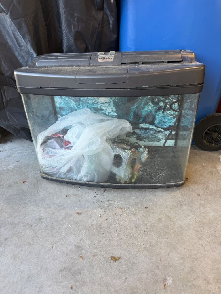 Fish Tank with Lid and Light – Good Condition