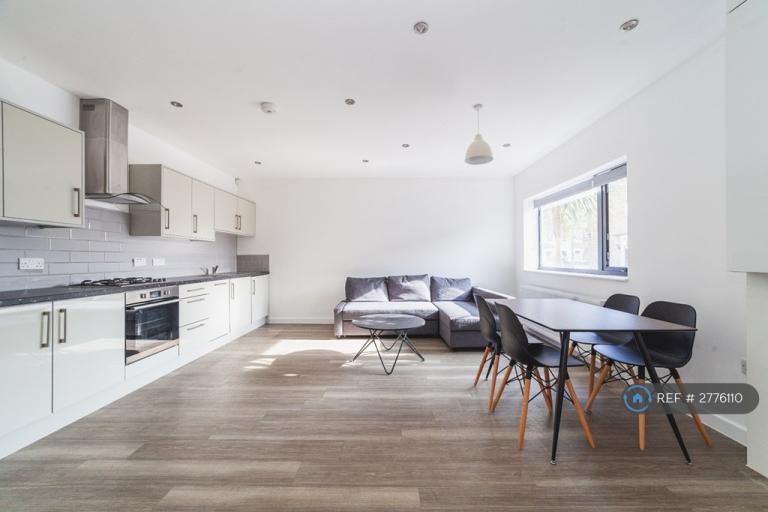 2 bedroom flat in Aldeburgh Street, London, SE10 (2 bed) (#2776110)