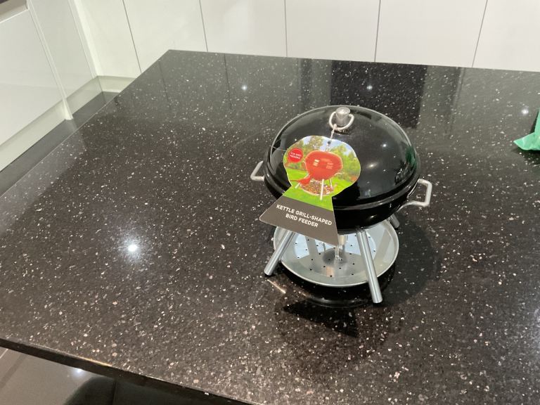 Kettle bird feeder
