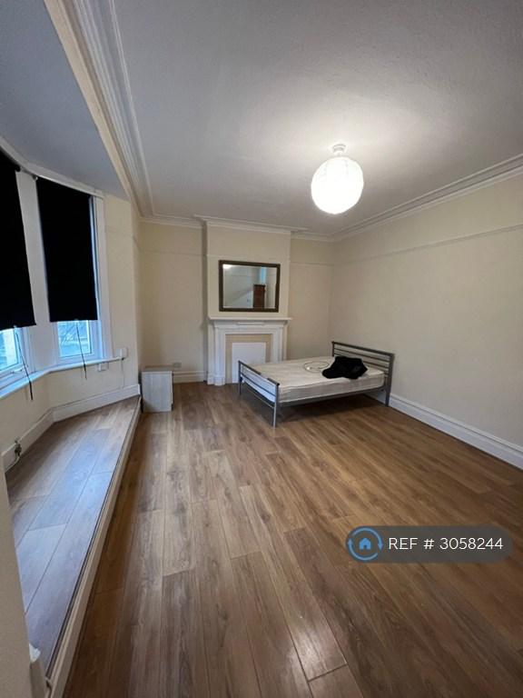 3 bedroom flat in Green Lanes, London, N4 (3 bed) (#3058244)