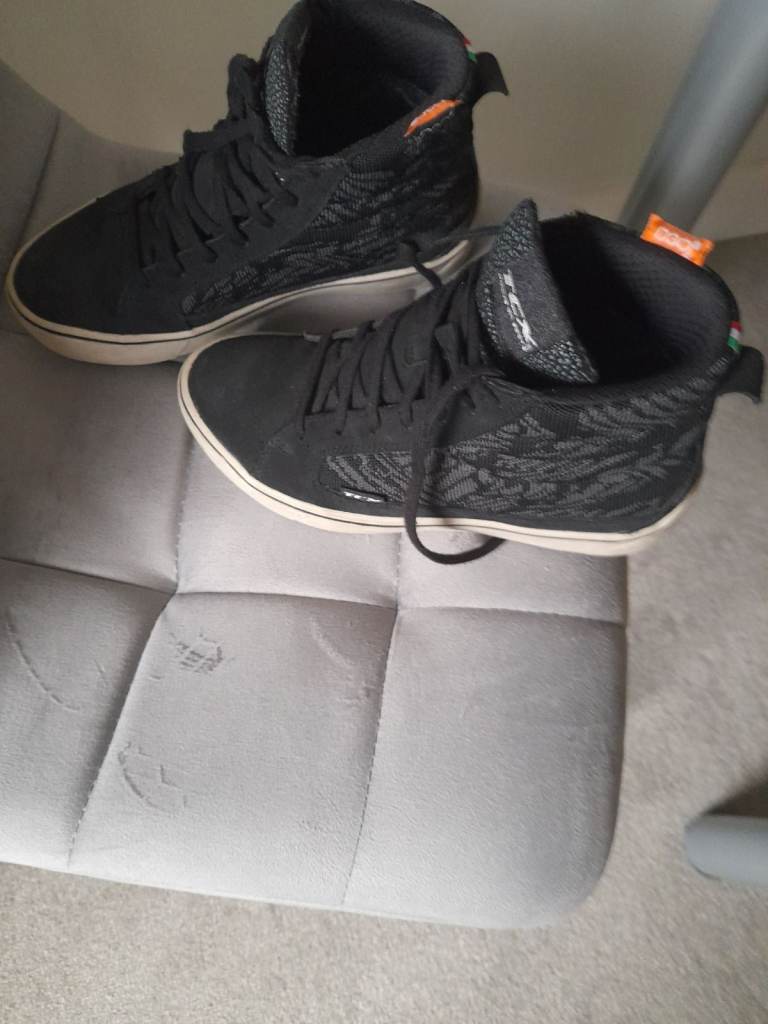 PAIR OF STREET LADY MOTOR BIKE BOOTS