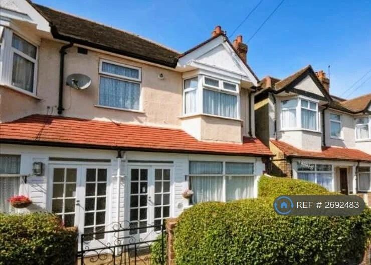 4 bedroom flat in Rialto Road, Mitcham, CR4 (4 bed) (#2692483)