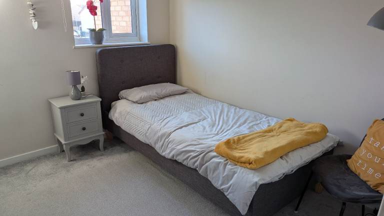 Single room with shared bathroom 