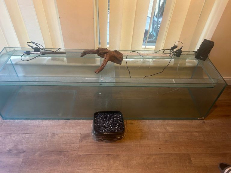 Large Glass Aquarium with Filter & Heater – Good Condition