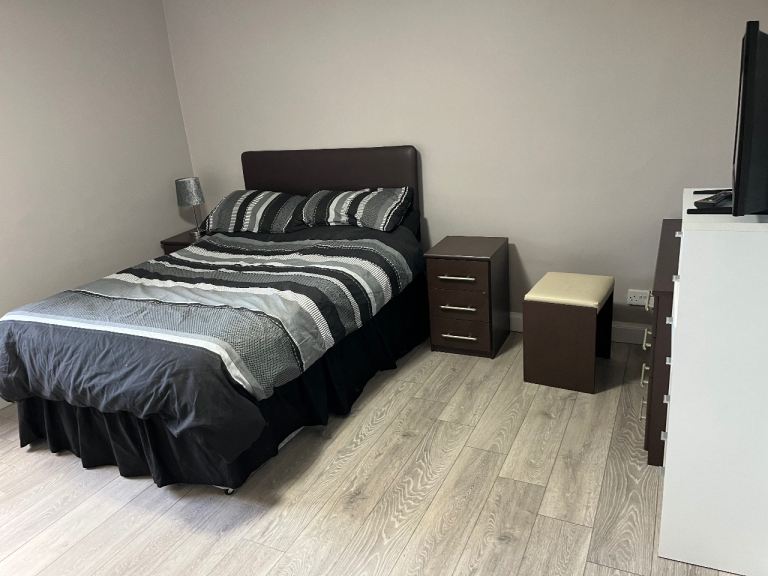 Room To Rent In 4 Bedroom Bungalow 