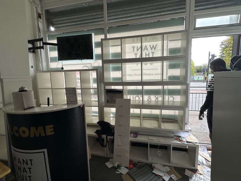 2 x MAIN ROAD SHOP/OFFICE/STORAGE TO LET 