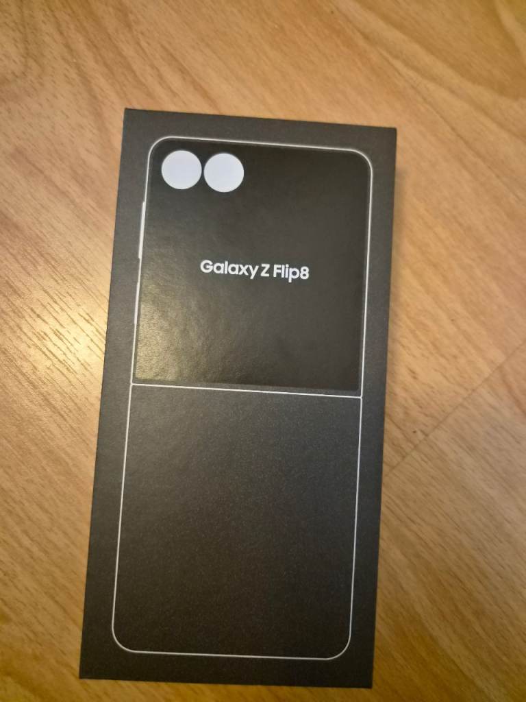 Samsung Galaxy Z Flip 8 Boxed