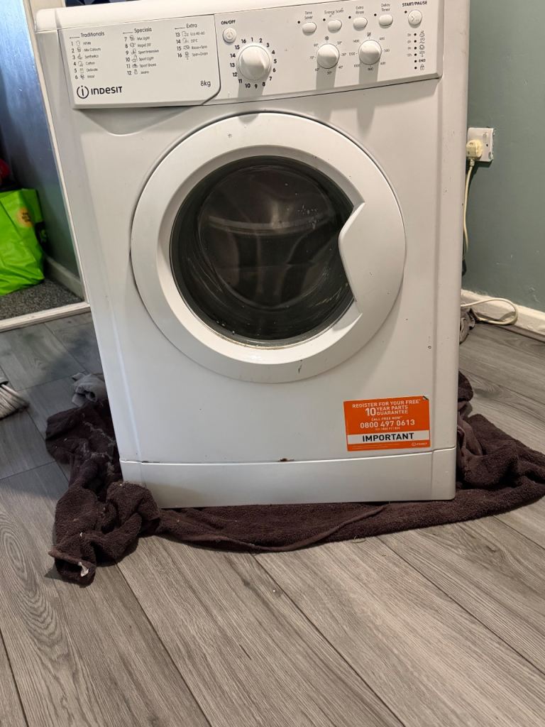 Indesit Washing Machine – White, Good Condition