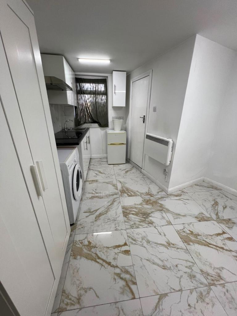 Studio flat to rent in RM15 £700 all bills included 