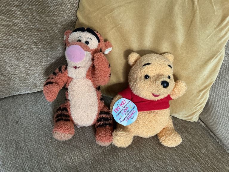 TALKING AND SINGING WINNIE THE POOH AND TIGGER