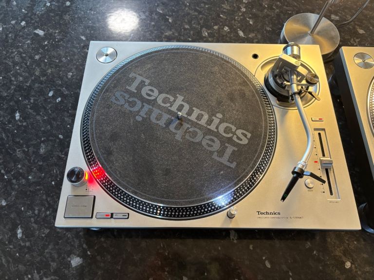 *BARGIN!!!* 2 x Technics  SL-1200 MK7Silver Edition 