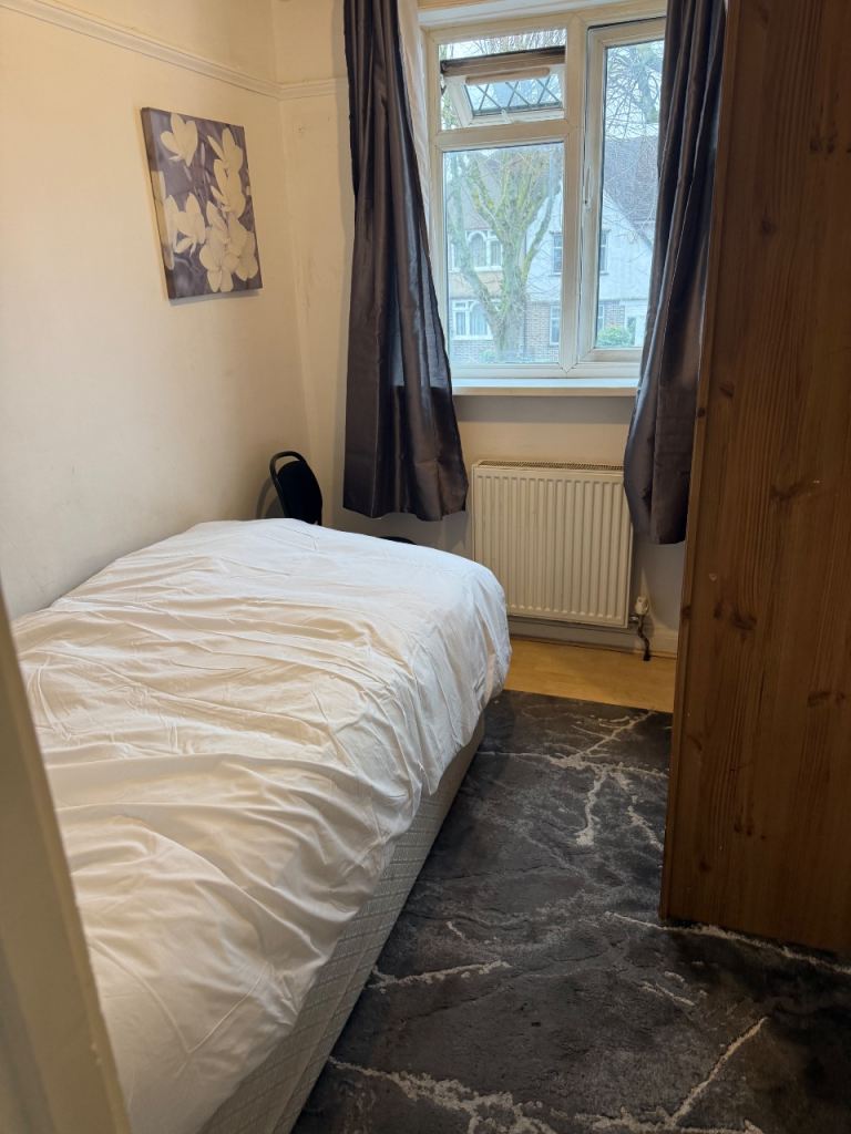 Single room(medium size) near Preston Rd Tube 