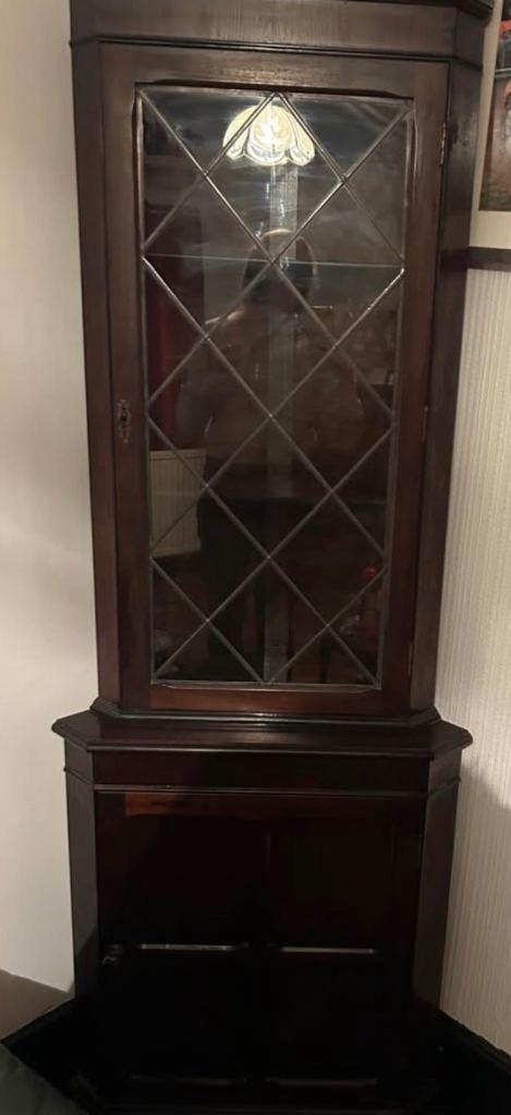 Corner cabinet 