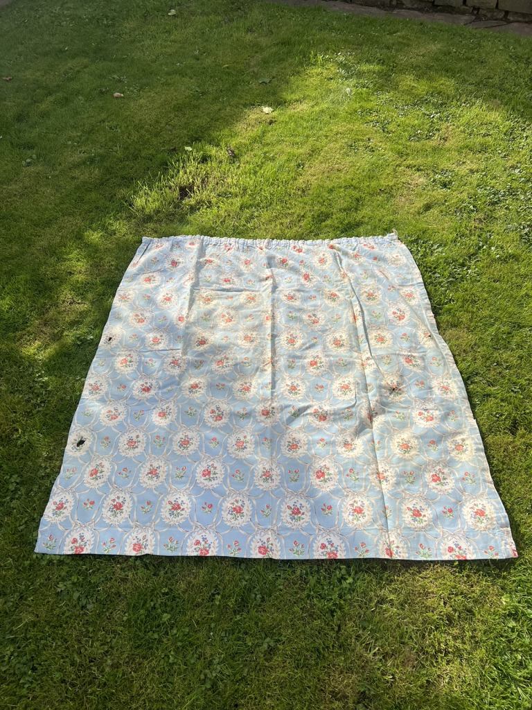 VINTAGE RETRO KITSCH 1950S BLUE FLORAL BOW FABRIC WITH SOME DAMAGE