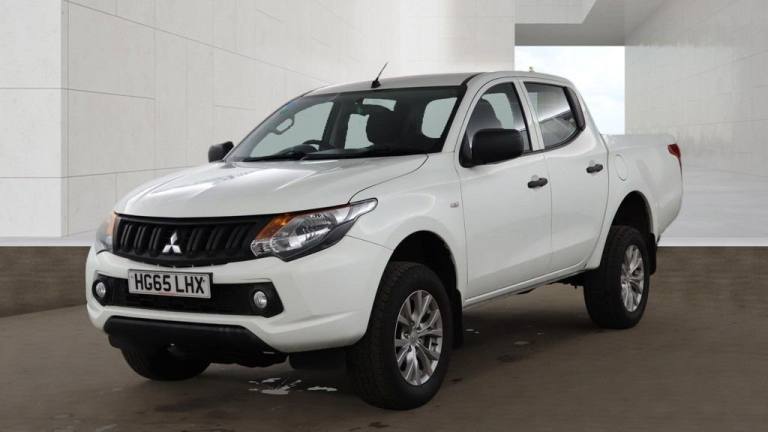 2015 Mitsubishi L200 2.4 DI-D DC 4Life Pickup Double Cab 4dr Diesel Manual 4WD Euro 5 (s/s) (151 ...