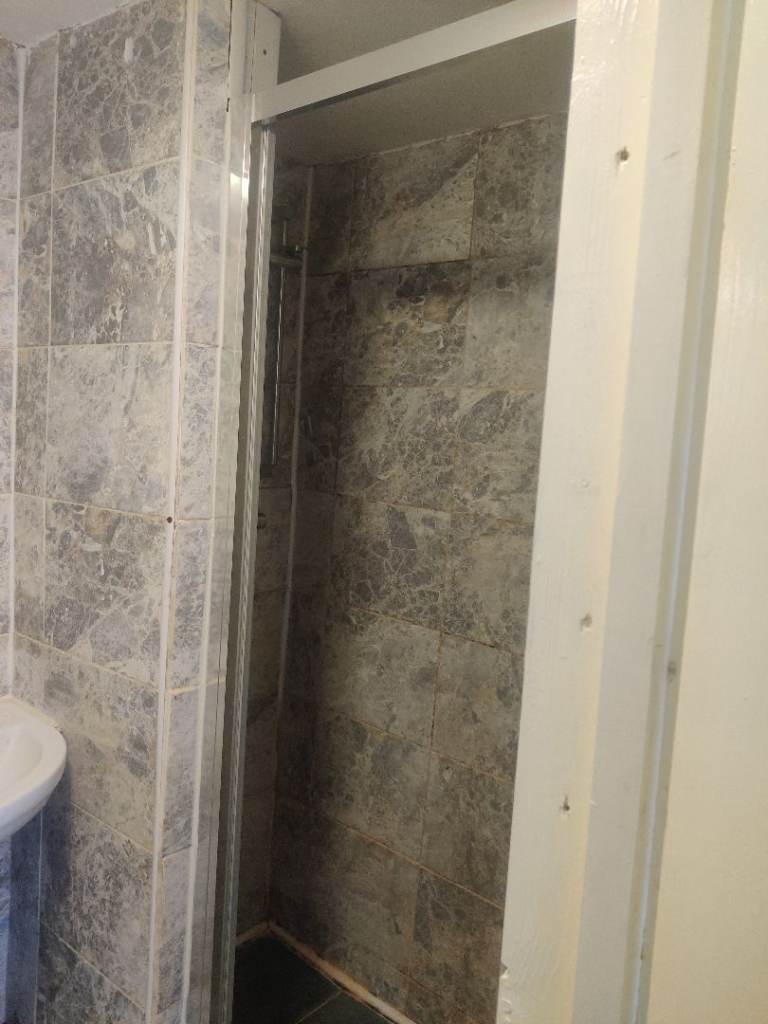 Self Contained Double bedroom available to Rent in Hounslow TW46AP 