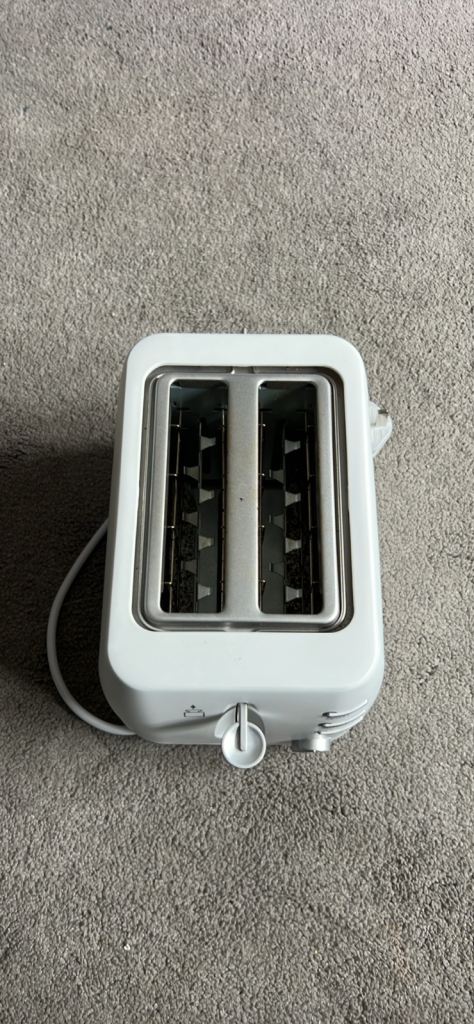 White 2-Slice Toaster – Good Condition