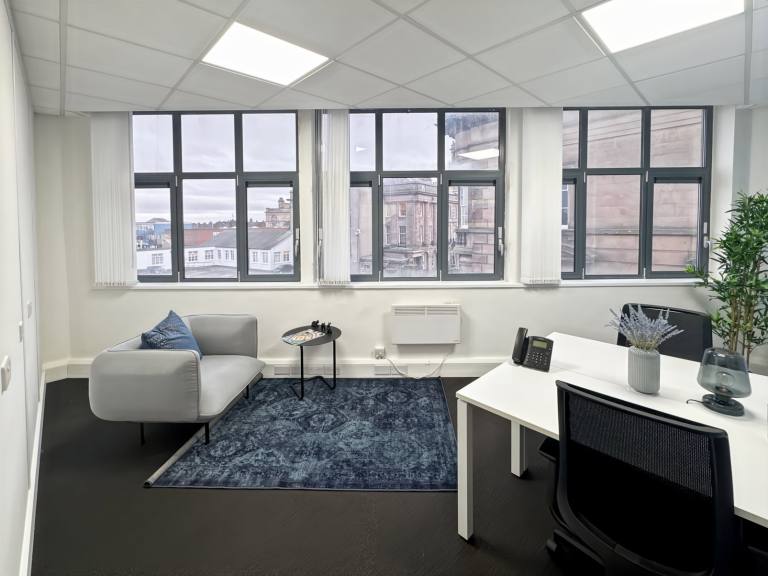 Birkenhead - CH41 1AL \ Private Office Rental with a 5-Desk Setup