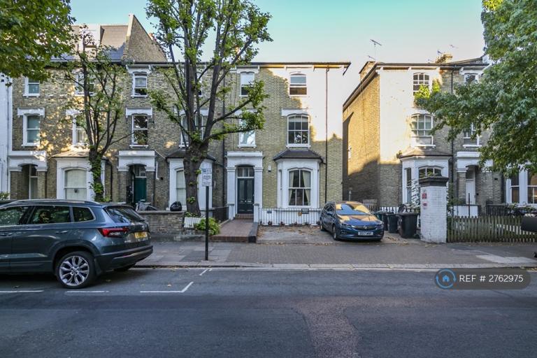 3 bedroom flat in Hammersmith Grove, London, W6 (3 bed) (#2762975)