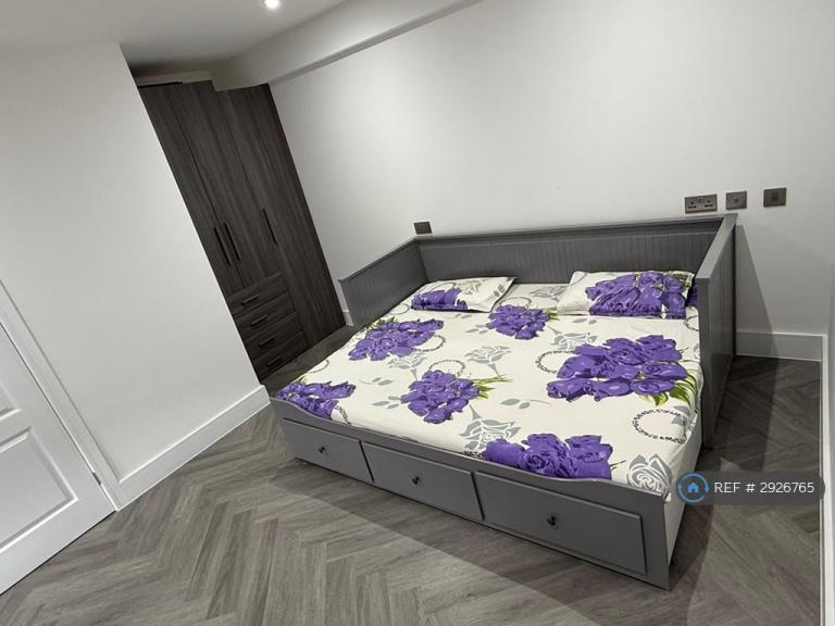 6 bedroom house in Ward Gardens, Slough, SL1 (6 bed) (#2926765)