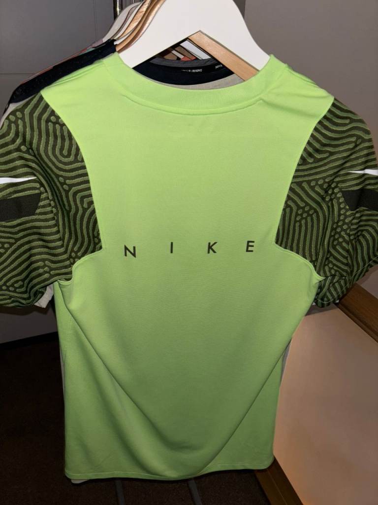 14x Nike & Under Armour Tops. S & M. Excellent Condition. Cost £35-£45 each, accept £8/£10 each