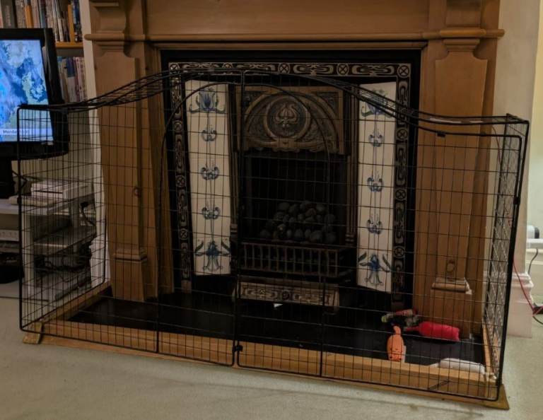 Child safety fireguard - like new