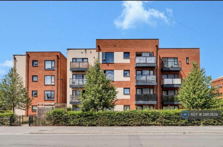 2 bedroom flat in Milestone Apartments, Slough, SL1 (2 bed) (#2667829)