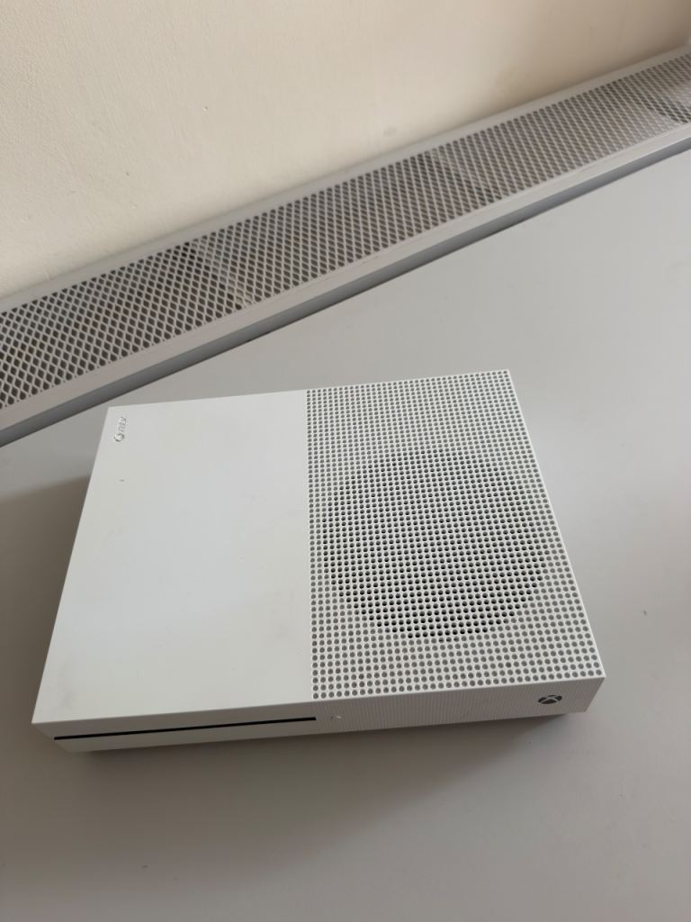 Xbox One S 500GB Console with Wired Controller