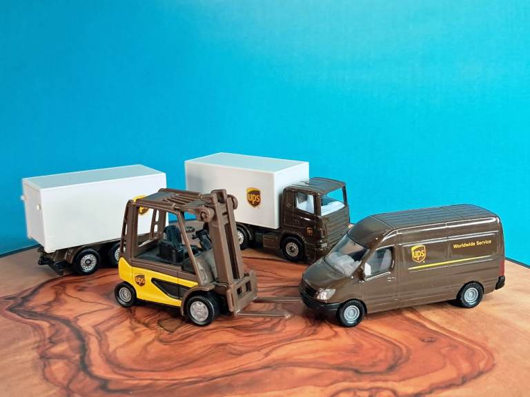 This item is the Siku 6324 UPS Logistics Gift Set.