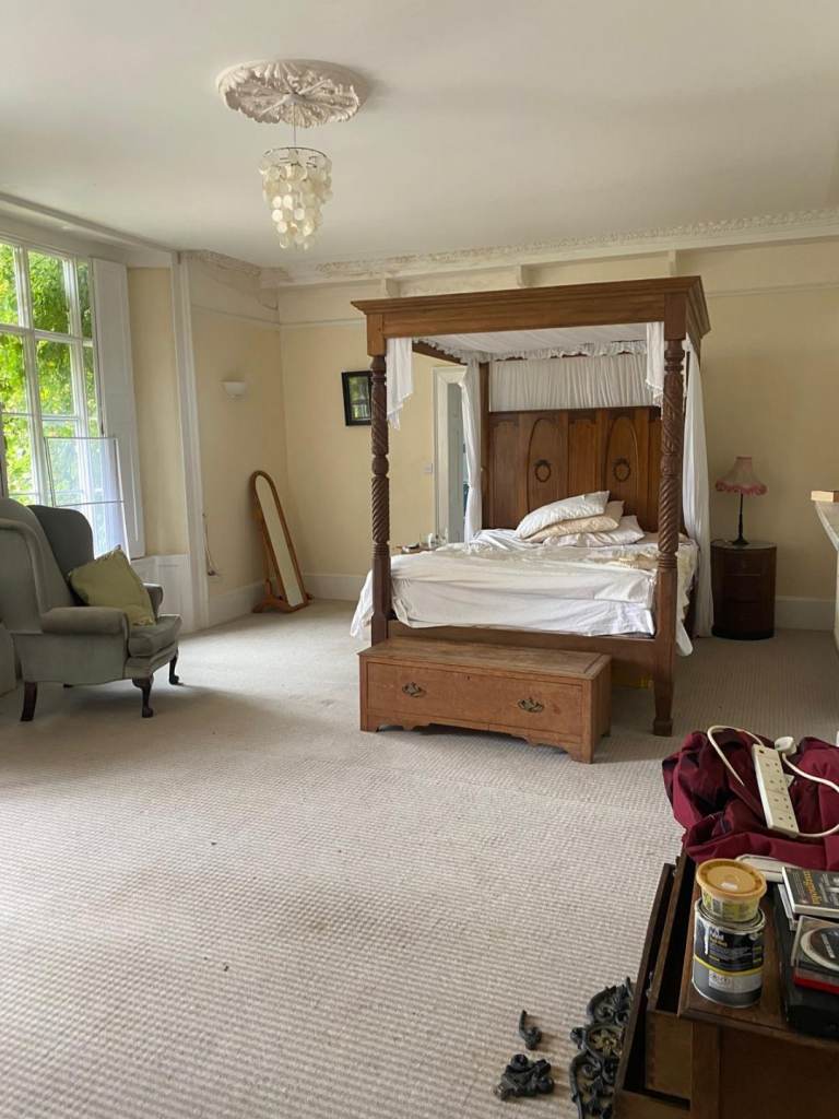 Bed and breakfast with ensuite to let short term in a castle