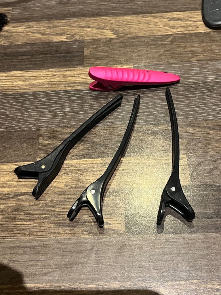 4 hair clips. £1 the lot.