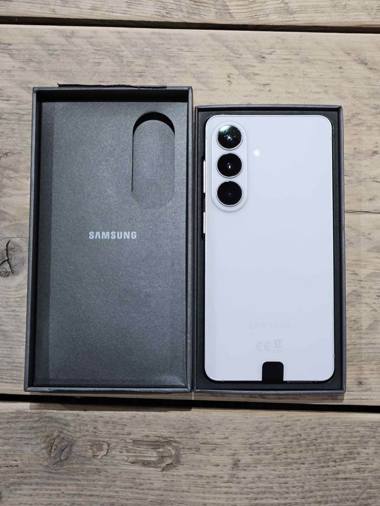 (Brand New) Samsung S26 (256) White 
